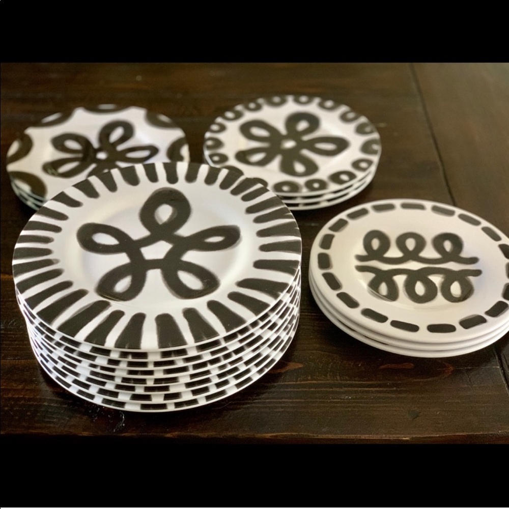 Crate and Barrel Melamine Dinner Plates - 8 count
